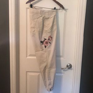 🌸 Gorgeous Embroidered Joggers 💕